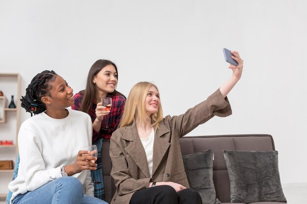 Schöne Frauen, die Selfie nehmen