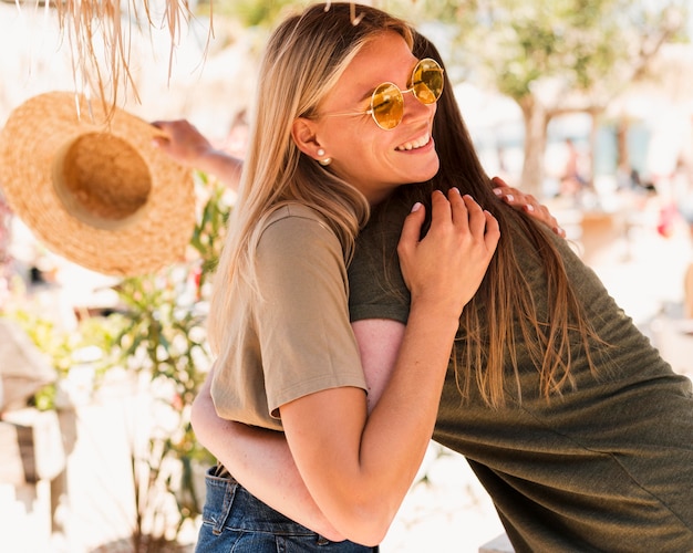 Kostenloses Foto schöne frauen, die sich umarmen