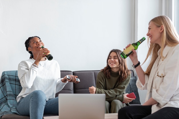 Schöne Frauen, die zusammen Bier trinken