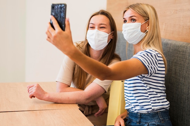 Kostenloses Foto schöne frauen, die zusammen ein selfie machen