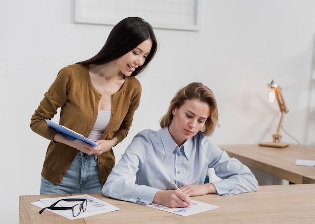 Schöne Frauen, die zusammen planen