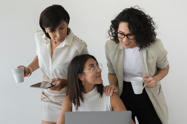 Schöne Frauen, die zusammenarbeiten