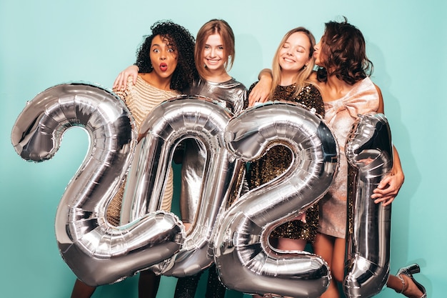 Kostenloses Foto schöne frauen feiern neues jahr. glückliche wunderschöne frau in stilvollem stil