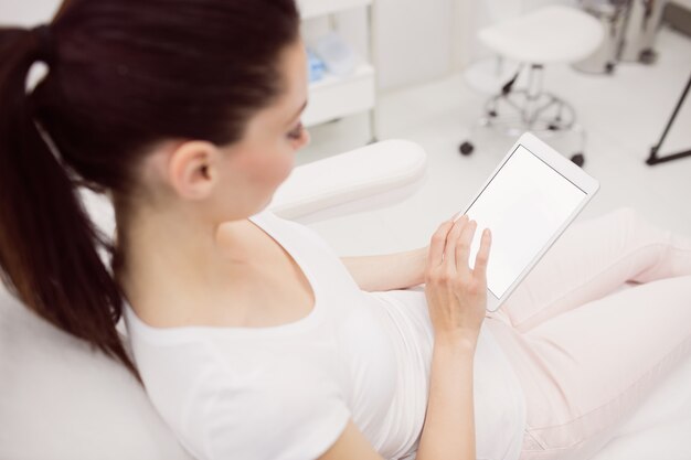 Schöne Frauen mit digitalem Tablet