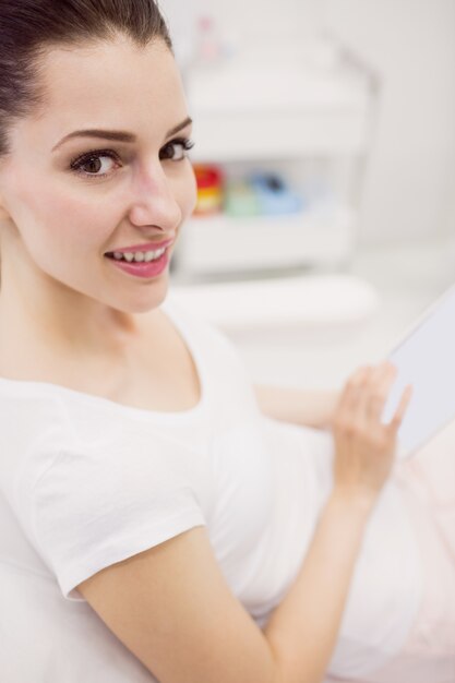 Schöne Frauen mit digitalem Tablet