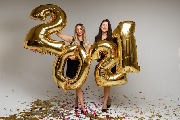 Schöne Frauen mit Neujahrsballons 2021.