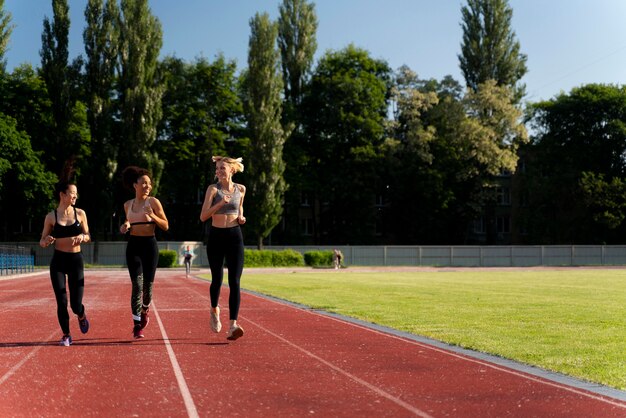 Schöne Frauen trainieren für einen Laufwettbewerb