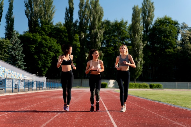 Schöne Frauen trainieren für einen Laufwettbewerb