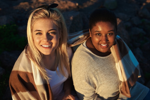 Schöne Frauen unter Decke auf Party