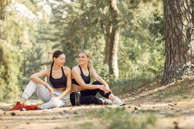 Schöne Frauen verbringen Zeit in einem Sommerpark