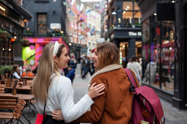 Schöne Frauen verbringen Zeit miteinander