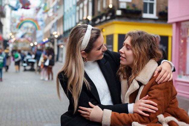 Schöne Frauen verbringen Zeit miteinander