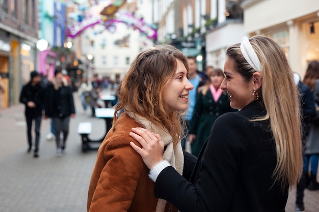 Schöne Frauen verbringen Zeit miteinander