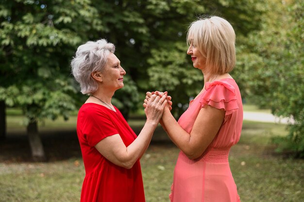 Schöne Frauen zusammen im Park