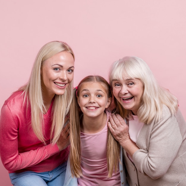 Schöne frauengeneration, die lustige gesichter bildet