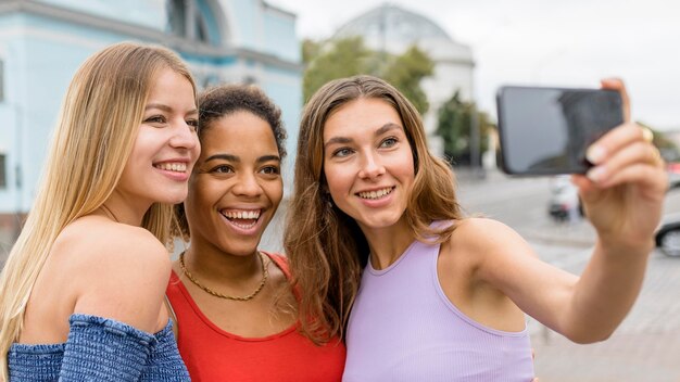 Schöne Freunde, die den Moment festhalten