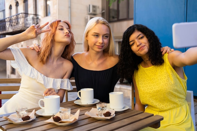 Schöne Freunde, die ein Selfie machen