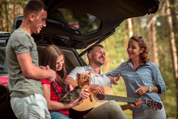 Schöne Freunde mit glücklichem Hund