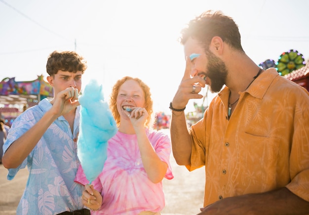 Schöne Freunde teilen Zuckerwatte