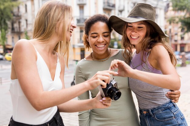 Schöne Freundinnen, die Fotos betrachten