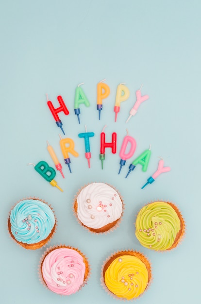 Kostenloses Foto schöne geburtstagskomposition mit cupcakes