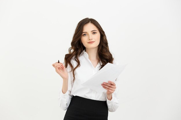 Schöne Geschäftsfrau des Geschäftskonzeptes schreiben auf Papier oder berichten lokalisiert über weißem Hintergrund