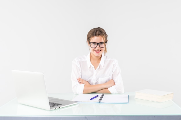 Kostenloses Foto schöne geschäftsfrau, die am laptop lokalisiert auf weißem hintergrund arbeitet