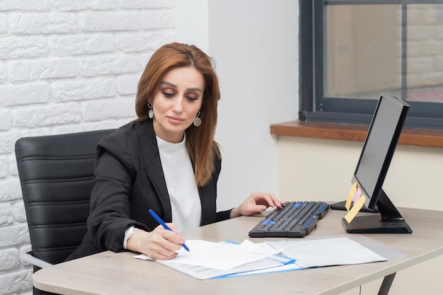 Schöne Geschäftsfrau, die im Büro arbeitet