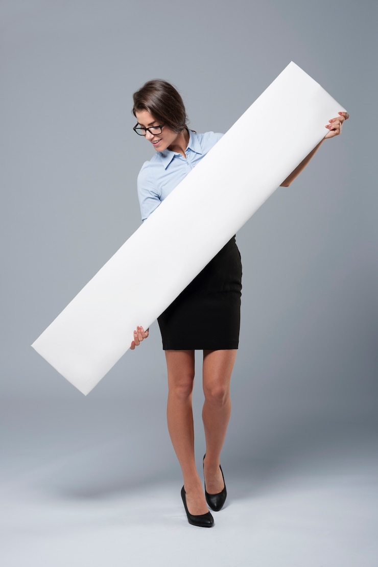 Kostenlose Foto schöne geschäftsfrau, die weißes banner hält