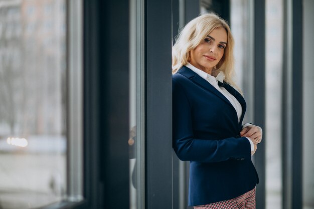 Schöne Geschäftsfrau im Büro am Fenster