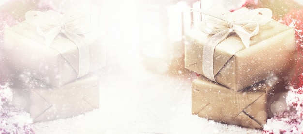 Schöne Geschenk-Boxen mit Weihnachten Requisiten auf Pastell Hintergrund