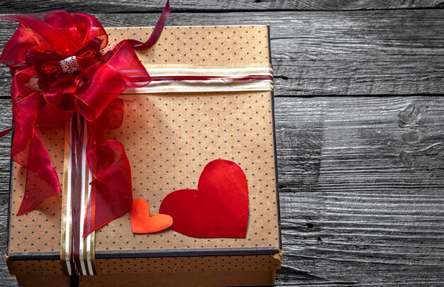 schöne Geschenkbox für Valentinstag, auf Holz liegend, Urlaubskonzept