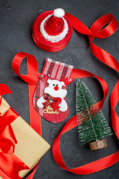 Schöne Geschenke Weihnachten Socke Weihnachtsbaum Weihnachtsmann Hut auf dunklem Hintergrund