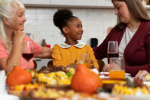 Schöne glückliche Familie, die zusammen ein schönes Thanksgiving-Dinner hat?