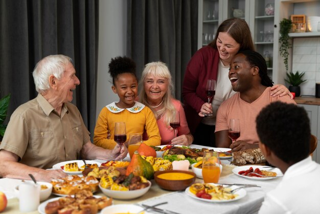 Schöne glückliche Familie, die zusammen ein Thanksgiving-Dinner isst