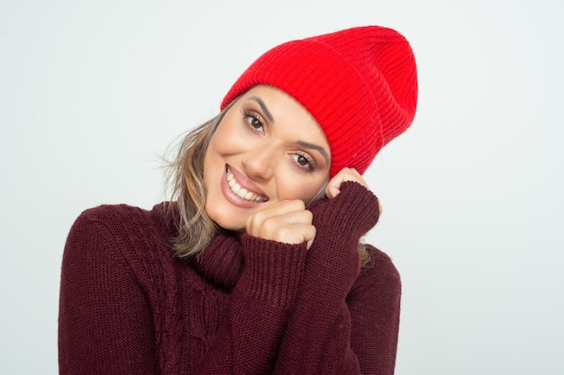Schöne glückliche Frau im roten Hut