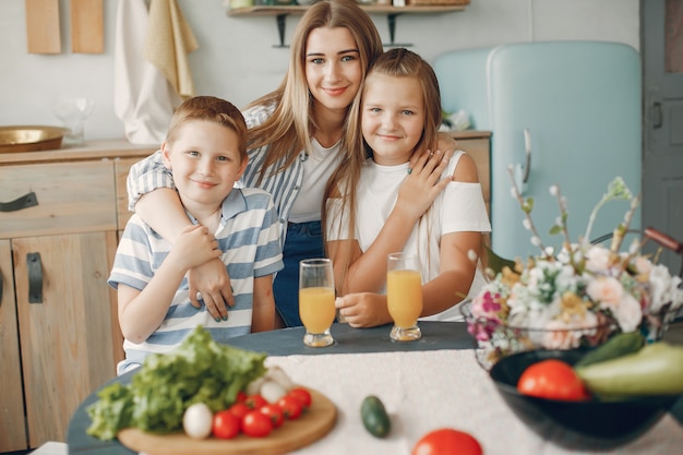 Schöne große Familie bereiten Lebensmittel in einer Küche zu