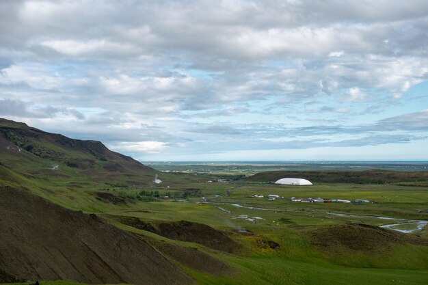 Schöne grüne Landschaft unter den atemberaubenden Wolken