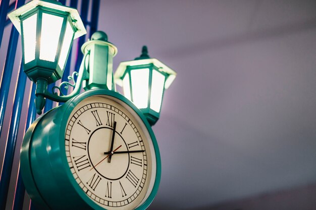 Schöne grüne Vintage-Uhrenlampe