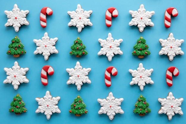 Kostenloses Foto schöne handgemachte weihnachten glasierte lebkuchenplätzchen auf blauem hintergrund