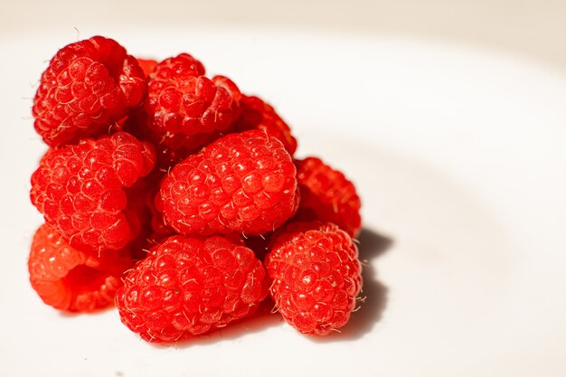 Schöne Himbeeren lokalisiert auf einem weißen Hintergrund. Ausschneiden, Nahaufnahme. Hintergrund und Bild für Postkarte.