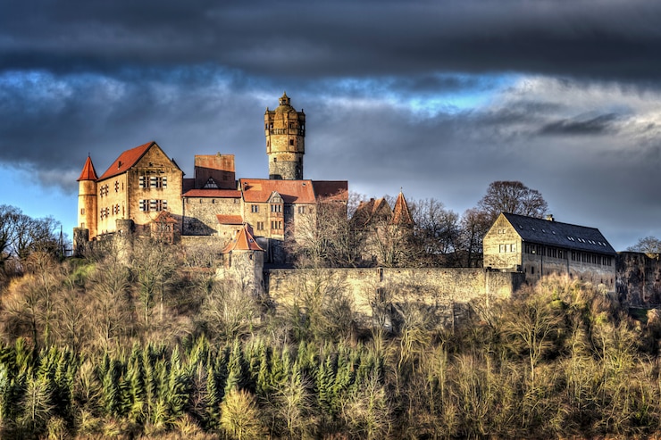 Kostenlose Foto schöne historische burg unter dem dunklen bewölkten himmel