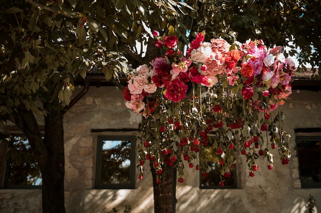 Schöne Hochzeitsblumen im Freien