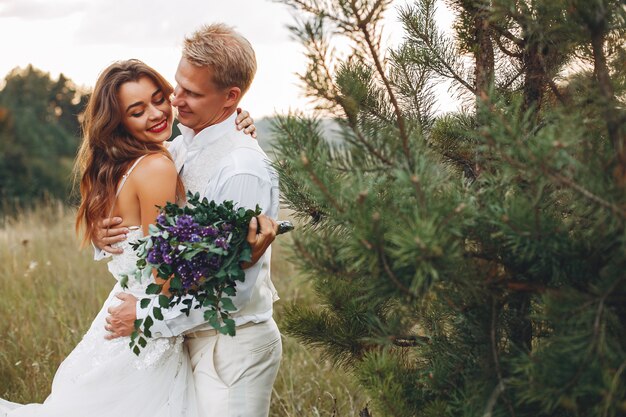 Schöne Hochzeitspaare auf einem Sommergebiet