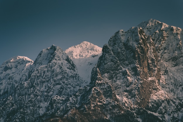 Kostenloses Foto schöne hohe felsige berge mit einem schneebedeckten berg dazwischen