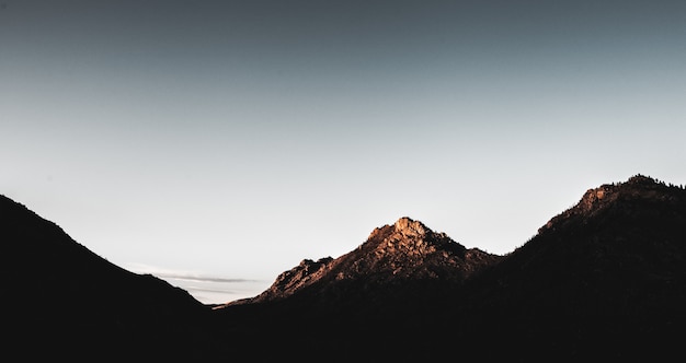Kostenloses Foto schöne horizontale aufnahme von bergen während des tages