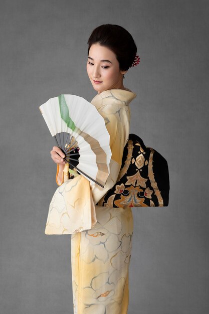 Schöne Japanerin mit einem minimalistischen Handfächer