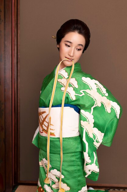 Schöne japanische Frau, die einen Obi anzieht