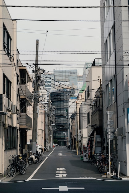 Schöne japanische Stadt mit Fahrrädern