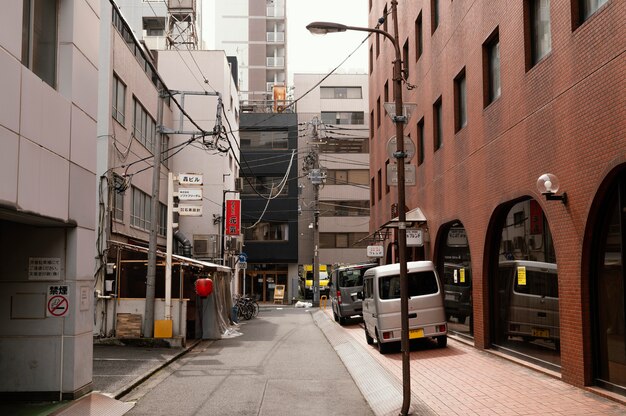 Schöne japanische Stadt mit leerer Straße